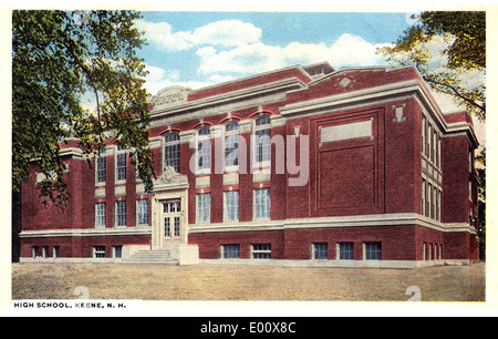 Die Keene Middle School, die sich an der Washington Street in Keene, New Hampshire, befindet, ist eine wichtige Bildungseinrichtung in der Region. Die Schule bietet ein breites Spektrum an akademischen und außerschulischen Möglichkeiten für lokale Schüler. Stockfoto