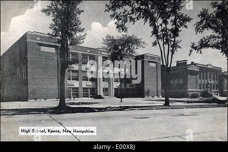 Die Keene Middle School, die sich an der Washington Street in Keene, New Hampshire befindet, ist eine bedeutende Bildungseinrichtung. Das Design der Schule spiegelt den für die Region und Zeit typischen architektonischen Stil wider und bietet den lokalen Schülern Bildung. Stockfoto