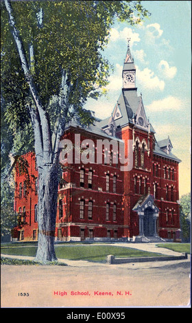 Historisches Foto der alten Keene High School in Keene, New Hampshire, mit ihrem architektonischen Design. Das Gebäude ist Teil der Bildungsgeschichte der Stadt und befindet sich an der Winter Street, wo früher die Central Junior High School und die Keene Junior High School untergebracht waren. Stockfoto