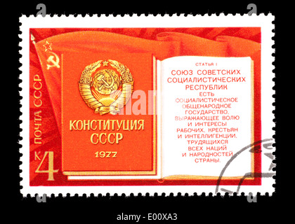Briefmarke aus der Sowjetunion, die Darstellung der Flagge der Sowjetunion, Verfassung und das Wappen. Stockfoto