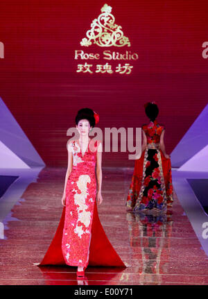 Peking, China. 28. April 2014. Ein Modell stellt eine Kreation von Guo Pei, ein Mode-Designer die Auszeichnungen der China Fashion verdienstvolle Menschen, während der Verleihung der China Fashion verdienstvolle Menschen in Shanghai, Ost-China, 28. April 2014 entworfen. Bildnachweis: Zhuang Yi/Xinhua/Alamy Live-Nachrichten Stockfoto