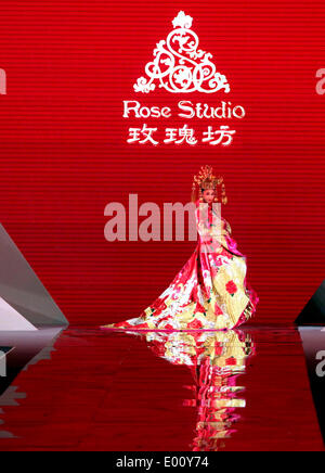 Peking, China. 28. April 2014. Ein Modell stellt eine Kreation von Guo Pei, ein Mode-Designer die Auszeichnungen der China Fashion verdienstvolle Menschen, während der Verleihung der China Fashion verdienstvolle Menschen in Shanghai, Ost-China, 28. April 2014 entworfen. Bildnachweis: Zhuang Yi/Xinhua/Alamy Live-Nachrichten Stockfoto