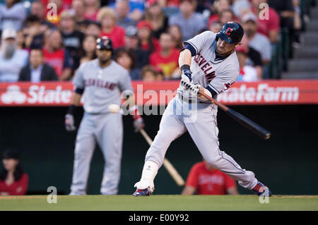 Anaheim, CA, USA. 28. April 2014. 28. April 2014 - Anaheim, CA, Vereinigte Staaten von Amerika Cleveland Indians zweiter Basisspieler Jason Kipnis (22) Fledermäuse während des MLB-Spiels zwischen Cleveland Indians und die Los Angeles Angels Engel Stadium in Anaheim, CA. Credit: Csm/Alamy Live-Nachrichten Stockfoto