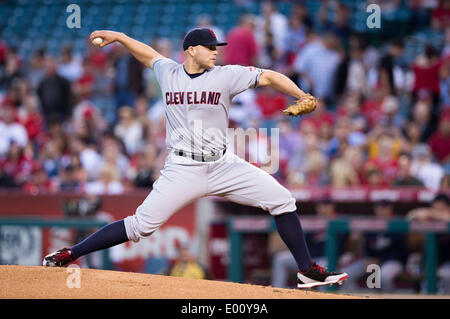 Anaheim, CA, USA. 28. April 2014. 28. April 2014 - Anaheim, CA, Vereinigte Staaten von Amerika - Cleveland Indians Krug Justin Masterson (63) ab Stellplätze während der MLB-Spiels zwischen Cleveland Indians und Los Angeles Angels Engel Stadium in Anaheim, CA. Credit: Csm/Alamy Live-Nachrichten Stockfoto