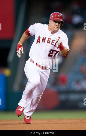 Anaheim, CA, USA. 28. April 2014. 28. April 2014 - Anaheim, CA, Vereinigte Staaten von Amerika - Los Angeles Angels Center Fielder Mike Trout (27) sprintet zum 3. base sicher während des MLB-Spiels zwischen Cleveland Indians und die Los Angeles Angels Engel Stadium in Anaheim, CA. Credit: Csm/Alamy Live-Nachrichten Stockfoto