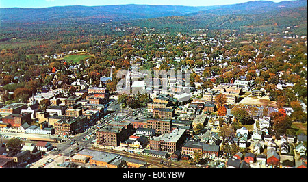 Ein Luftbild von Keene, New Hampshire, aus den 1950er Jahren, zeigt einen detaillierten Blick auf den Railroad Square und die Umgebung. Dieses historische Bild zeigt das Layout und die Entwicklung der Stadt in der Mitte des 20. Jahrhunderts. Stockfoto