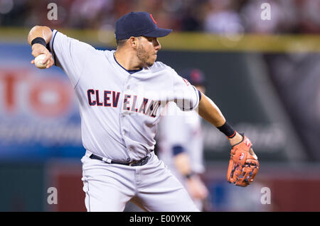 Anaheim, CA, USA. 28. April 2014. 28. April 2014 - Anaheim, CA, Vereinigte Staaten von Amerika - Philadelphia Phillies Shortstop Asdrubal Cabrera (13) in Aktion während des MLB-Spiels zwischen Cleveland Indians und die Los Angeles Angels Engel Stadium in Anaheim, CA. Credit: Csm/Alamy Live-Nachrichten Stockfoto