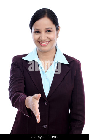 Geschäftsfrau, die Hand zu schütteln vor weißem Hintergrund geben Stockfoto