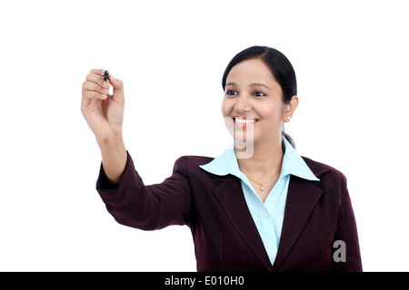 Business-Frau schreiben mit Stift auf virtuellen Bildschirm mit textfreiraum gegen weiß Stockfoto