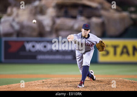 Anaheim, CA, USA. 28. April 2014. 28. April 2014 - Anaheim, CA, Vereinigte Staaten von Amerika - Los Angeles Angels Relief Pitcher Nick Maronde (63) Stellplätze während der MLB-Spiels zwischen Cleveland Indians und Los Angeles Angels Engel Stadium in Anaheim, CA. Credit: Csm/Alamy Live-Nachrichten Stockfoto