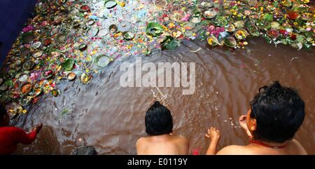Kathmandu, Nepal. 29. April 2014. Anhänger vorbereiten zum Heiligen Baden an einem Teich, Rituale während der Mata Tirtha Aunsi in Matatirtha, Nepal, 29. April 2014 durchzuführen. Nepalesen Mata Tirtha Aunsi oder zum Muttertag, am Dienstag zeigt Respekt und Ehrfurcht an alle Mütter zu beobachten. Bildnachweis: Sunil Sharma/Xinhua/Alamy Live-Nachrichten Stockfoto