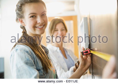 Porträt von Mutter und Tochter, die Messung der Wand