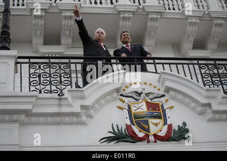 Panama City, Panama. 28. April 2014. Panamas Präsident Ricardo Martinelli (L) spricht mit seinem peruanischen Amtskollegen Ollanta Humala am Präsidentenpalast in Panama-Stadt, Hauptstadt von Panama, 28. April 2014. Humala kam am Montag zu einem offiziellen Besuch nach Panama in Panama-Stadt. Bildnachweis: Mauricio Valenzuela/Xinhua/Alamy Live-Nachrichten Stockfoto