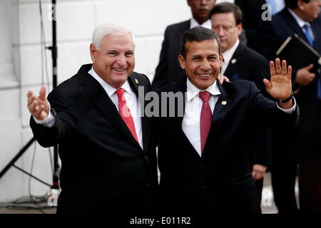 Panama City, Panama. 28. April 2014. Panamas Präsident Ricardo Martinelli (L) begrüßt seine peruanische Gegenstück Ollanta Humala am Präsidentenpalast in Panama-Stadt, Hauptstadt von Panama, 28. April 2014. Humala kam am Montag zu einem offiziellen Besuch nach Panama in Panama-Stadt. Bildnachweis: Mauricio Valenzuela/Xinhua/Alamy Live-Nachrichten Stockfoto