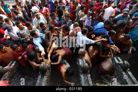 Kathmandu, Nepal. 29. April 2014. Anhänger Baden Heilige aus Stein Wasserhähnen, Rituale auf Mata Tirtha Aunsi oder zum Muttertag, in Matatirtha, Nepal, 29. April 2014 durchzuführen. Bildnachweis: Sunil Sharma/Xinhua/Alamy Live-Nachrichten Stockfoto
