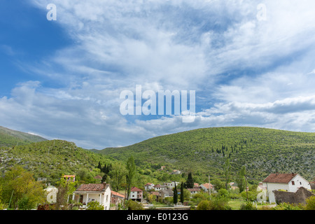 Hügelige grüne Dorf in Blagaj, Herzegowina-Neretva Kanton, Bosnien und Herzegowina, Europa Stockfoto