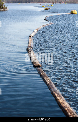 Log-Boom Barriere schwimmt auf Wasser, Finnland Stockfoto