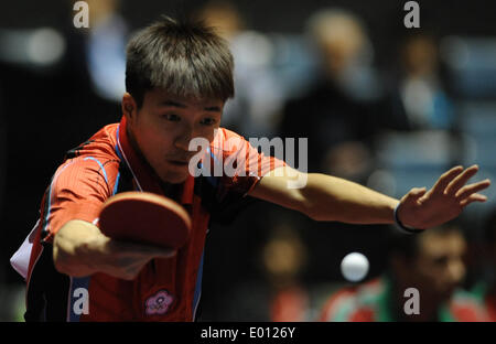 Tokio, Japan. 29. April 2014. Chiang Hung-Chieh von Chinese Taipei gibt den Ball an Jens Lundqvist von Schweden während der Tischtennis-Weltmeisterschaft in Tokio, Japan, 29. April 2014 zurück. © Stringer/Xinhua/Alamy Live-Nachrichten Stockfoto