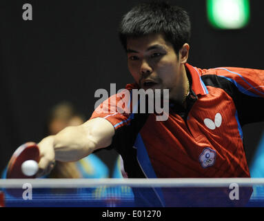 Tokio, Japan. 29. April 2014. Chuang Chih-Yuan von Chinese Taipei gibt den Ball zu Gerell Par von Schweden während der Tischtennis-Weltmeisterschaft in Tokio, Japan, 29. April 2014 zurück. © Stringer/Xinhua/Alamy Live-Nachrichten Stockfoto