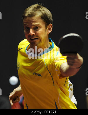 Tokio, Japan. 29. April 2014. Gerell Par von Schweden gibt den Ball, Chuang Chih-Yuan von Chinese Taipei während der Tischtennis-Weltmeisterschaft in Tokio, Japan, 29. April 2014 zurück. © Stringer/Xinhua/Alamy Live-Nachrichten Stockfoto