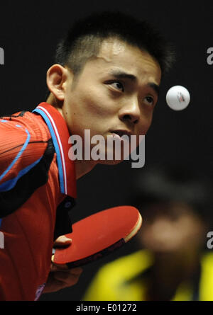 Tokio, Japan. 29. April 2014. Chen Chien-An der Chinese Taipei gibt den Ball Kristian Karlsson von Schweden während der Tischtennis-Weltmeisterschaft in Tokio, Japan, 29. April 2014 zurück. © Stringer/Xinhua/Alamy Live-Nachrichten Stockfoto