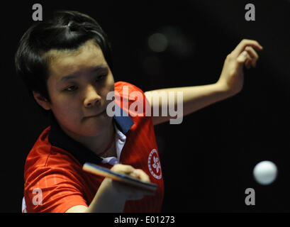 Tokio, Japan. 29. April 2014. Doo Hoi Kem Chinas Hongkong kehrt Maksuti Aneta Serbien während der Tischtennis-Weltmeisterschaft in Tokio, Japan, 29. April 2014 den Ball. © Stringer/Xinhua/Alamy Live-Nachrichten Stockfoto