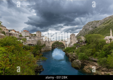 Stari die meisten Brücke über dem Fluss Neretva in Mostar, Bosnien und Herzegowina Stockfoto