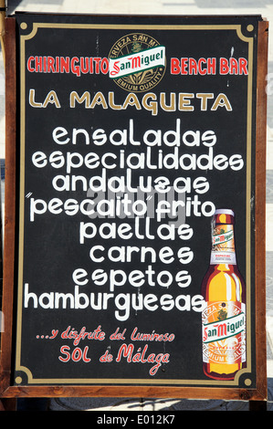 Strandbar (Chiringuito) Menü auf Malagueta Strand, Malaga, Costa del Sol, Provinz Malaga, Andalusien, Spanien, Westeuropa. Stockfoto