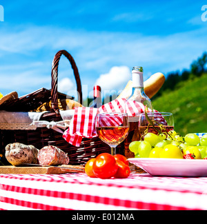 schmeckte Picknick auf dem Rasen in der Nähe von einem See Stockfoto