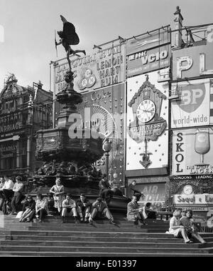 Piccadilly Circus in London, 1964 Stockfoto