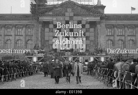 Menschen vor dem Reichstagsgebäude am 1. Mai. 1969 Stockfoto