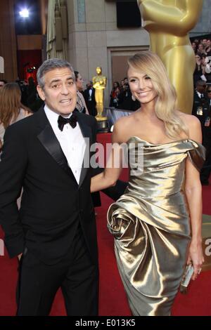 US-Schauspieler George Clooney und Freundin Stacy Keibler erreichen die 84. Oscar-Verleihung aka Oscar-Verleihung im Kodak Theatre in Los Angeles, USA, am 26. Februar 2012. Foto: Hubert Boesl Stockfoto