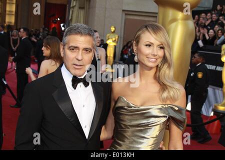 US-Schauspieler George Clooney und Freundin Stacy Keibler erreichen die 84. Oscar-Verleihung aka Oscar-Verleihung im Kodak Theatre in Los Angeles, USA, am 26. Februar 2012. Foto: Hubert Boesl Stockfoto