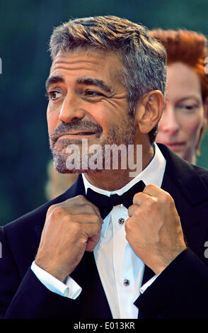 Venedig, Italien. 31. August 2007. US-Schauspieler George Clooney posiert für ein Foto auf dem roten Teppich vor der Vorführung des Films "Michael Clayton" auf der 64. Internationalen Filmfestspiele in Venedig, Italien, 31. August 2007. Foto: Hubert Boesl/Dpa/Alamy Live News Stockfoto