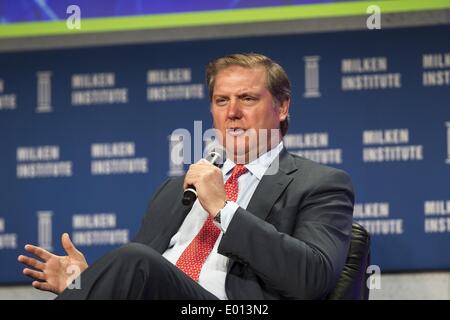 Los Angeles, Kalifornien, USA. 28. April 2014. Bill Simon, Präsident und CEO von Walmart USA in einem Panel während der Milken Institut Global Conference auf Montag, 28. April 2014 in Beverly Hills, Kalifornien. Eric Spiegel, Präsident und CEO von Siemens USA, in einem Panel während Milken Institut Global Conference on Montag, 28. April 2014 in Beverly Hills, Kalifornien. Bildnachweis: Ringo Chiu/ZUMAPRESS.com/Alamy Live-Nachrichten Stockfoto