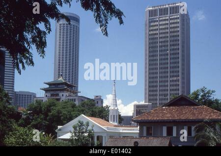 Armenische Kirche und Wolkenkratzer in Singapur Stockfoto