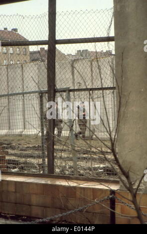 Ostdeutschen Grenzwachen patrouillieren in Berlin, 1963 Stockfoto