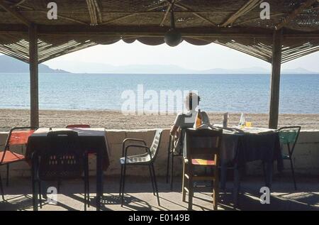 Frau in einer Strandbar auf der Insel Naxos, 1972 Stockfoto