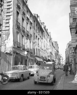 Autos in der Rue Mouffetard in Paris, 1967 Stockfoto