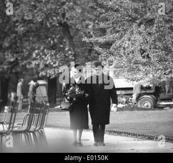 Zu zweit am Jardin du Luxembourg in Paris, 1967 Stockfoto