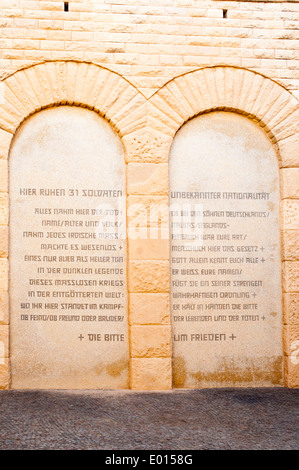 Inschriften an die deutsche Kriegsgräberstätte in El-Alamein, Ägypten Stockfoto