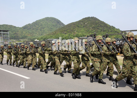 Japaner bewaffnet marschierende Soldaten mit Waffe Stockfoto