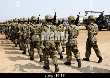 Japaner bewaffnet marschierende Soldaten mit Waffe Stockfoto