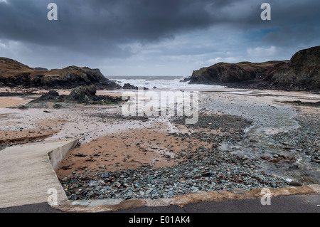 Porth Dafarch Anglesey North Wales an einem stürmischen Tag. Stockfoto