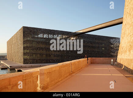 MuCEM (Museum der europäischen Zivilisation und das Mittelmeer), Marseille, Frankreich. Architekt: Rudy Ricciotti, 2013. Blick vom für