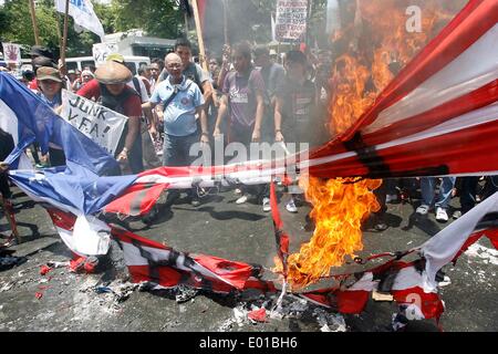 Manila, Philippinen. 29. April 2014. Aktivisten brennen ein mock US-Flagge bei einer Protestkundgebung in der Nähe der amerikanischen Botschaft in Manila, Philippinen, 29. April 2014. US-Präsident Barack Obama am Dienstag gewickelt-Up seinen zweitägigen Besuch auf den Philippinen, die letzte Etappe seiner vier-Länder-Asien-Reise fallenden auch Japan, Südkorea und Malaysia. Bildnachweis: Rouelle Umali/Xinhua/Alamy Live-Nachrichten Stockfoto