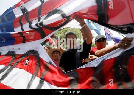 Manila, Philippinen. 29. April 2014. Aktivisten zerreiße ein mock US-Flagge bei einer Protestkundgebung in der Nähe der amerikanischen Botschaft in Manila, Philippinen, 29. April 2014. US-Präsident Barack Obama am Dienstag gewickelt-Up seinen zweitägigen Besuch auf den Philippinen, die letzte Etappe seiner vier-Länder-Asien-Reise fallenden auch Japan, Südkorea und Malaysia. Bildnachweis: Rouelle Umali/Xinhua/Alamy Live-Nachrichten Stockfoto