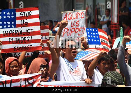 Manila, Philippinen. 29. April 2014. Aktivisten halten Plakate während einer Protestkundgebung in der Nähe der amerikanischen Botschaft in Manila, Philippinen, 29. April 2014. US-Präsident Barack Obama am Dienstag gewickelt-Up seinen zweitägigen Besuch auf den Philippinen, die letzte Etappe seiner vier-Länder-Asien-Reise fallenden auch Japan, Südkorea und Malaysia. Bildnachweis: Rouelle Umali/Xinhua/Alamy Live-Nachrichten Stockfoto