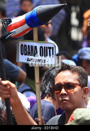 Manila, Philippinen. 29. April 2014. Ein Aktivist hält eine mock Rakete während einer Protestkundgebung in der Nähe der amerikanischen Botschaft in Manila, Philippinen, 29. April 2014. US-Präsident Barack Obama am Dienstag gewickelt-Up seinen zweitägigen Besuch auf den Philippinen, die letzte Etappe seiner vier-Länder-Asien-Reise fallenden auch Japan, Südkorea und Malaysia. Bildnachweis: Rouelle Umali/Xinhua/Alamy Live-Nachrichten Stockfoto