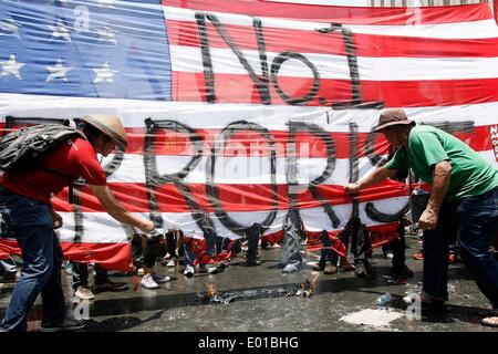 Manila, Philippinen. 29. April 2014. Aktivisten versuchen, ein mock US-Flagge bei einer Protestkundgebung in der Nähe der amerikanischen Botschaft in Manila, Philippinen, 29. April 2014 zu brennen. US-Präsident Barack Obama am Dienstag gewickelt-Up seinen zweitägigen Besuch auf den Philippinen, die letzte Etappe seiner vier-Länder-Asien-Reise fallenden auch Japan, Südkorea und Malaysia. Bildnachweis: Rouelle Umali/Xinhua/Alamy Live-Nachrichten Stockfoto